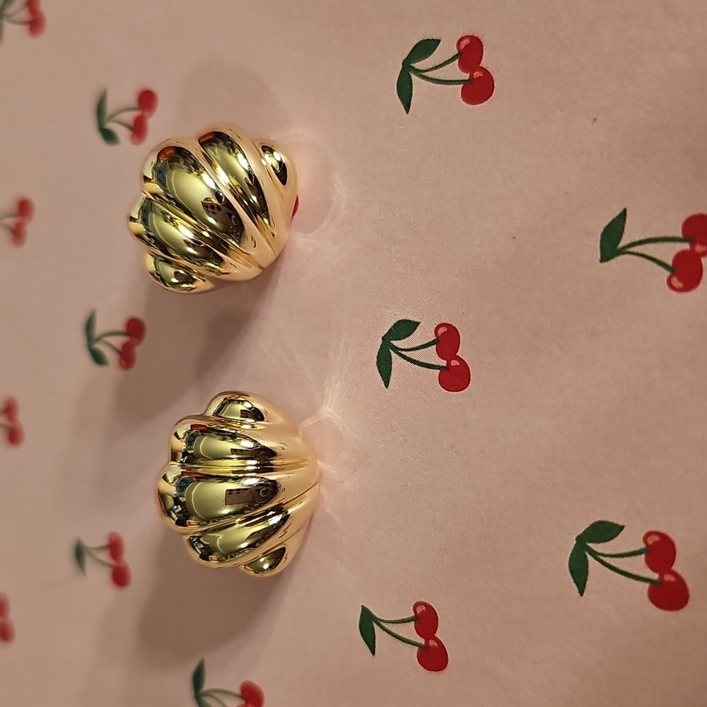 Gold Shell Earrings - Picture 1 of 3
